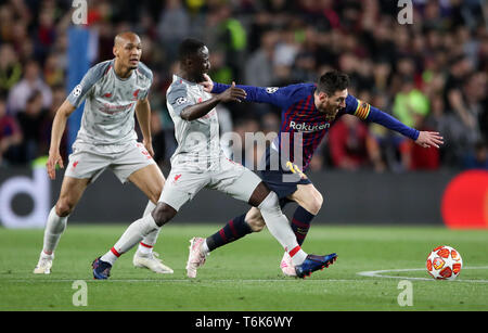 Barcelonas Lionel Messi wird von Liverpools Naby Keita in Angriff genommen während der UEFA Champions League Halbfinale Hinspiel Spiel im Camp Nou, Barcelona. Stockfoto