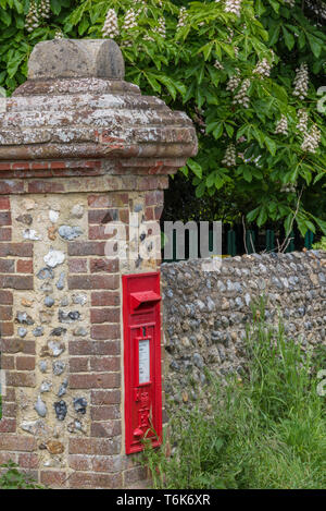 Eine traditionelle britische Eintragung in ein Alten Red brick wall in einem englischen Dorf für die Sammlung der Royal Mail. Stockfoto