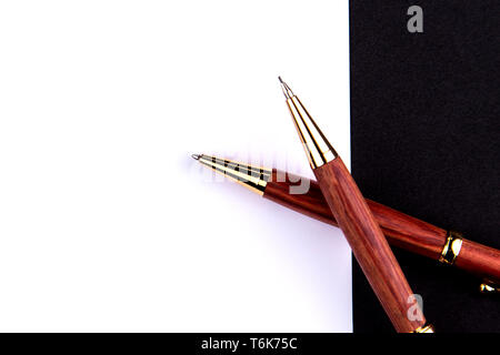 Luxus Kugelschreiber und Druckbleistift in Holz und Gold mit einem weißen Blatt Papier. Stockfoto