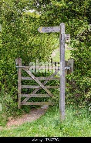 Eine hölzerne öffentlichen Fußweg auf einem Feldweg oder Track mit einem Stil oder wicket Gate auf einem Pfad. Stockfoto