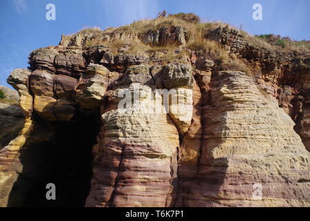 Caiplie Höhlen, Strand Meer Felsen von bunten Karbon Sandstein Geologie von Lisengang Bands und Höhlen betroffen. Anstruther, Fife, Großbritannien. Stockfoto