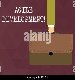 Schreiben Hinweis mit der agilen Entwicklung. Business Konzept für Allianz zwischen selforganizing funktionsübergreifenden Team Geschäftsmann mit bunten Briefc Stockfoto