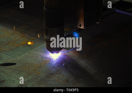 Laser Schneidbrenner Maschine in einer industriellen Anlage schneidet Blech. Industrie Stockfoto