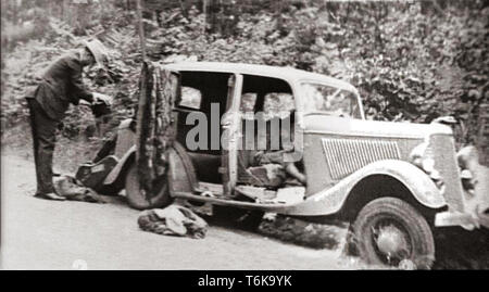 Bonnie und Clyde tot in ihrem Auto. Bonnie Parker und Clyde Barrow erschossen in Bienville Parish, Louisiana, am 23. Mai 1934. Bonnie Elizabeth Parker (1910-1934) und Clyde Chestnut Barrow (1909 - 1934) amerikanischer Verbrecher, die die mittleren Staaten der USA mit ihrer Bande während der Großen Depression reiste, raubt Banken und Geschäfte, und tötete mehrere Menschen Stockfoto