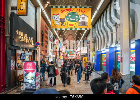 Osaka, Japan - 28. Feb. 2018: Touristische und lokale Leute liefen in Numba - Shinsaibashisuji Einkaufsstraße für Shopping und Dining. Stockfoto