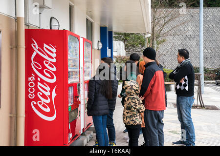 Nara Präfektur, Japan - 2 Mar 2018: Die asiatische touristische Gruppe stand und sie trinken vor Trinkwasser Automaten am Parkplatz Stockfoto
