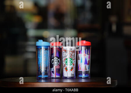 BANGKOK, THAILAND - 15 November, 2017: Starbuck Souviniers, die in der Linie auf dem Holz Tisch mit unscharfen Hintergrund angeordnet, das Geschenk zu präsentieren Stockfoto