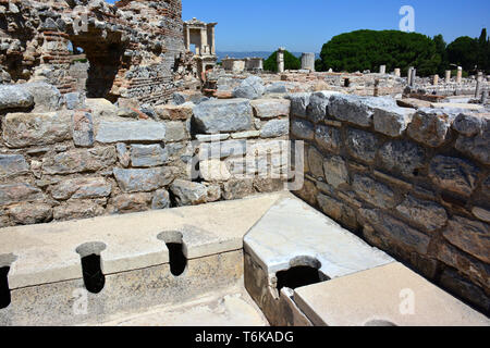 Antike Latrina, öffentliche römische Toiletten, Ruinen von Ephesus, Seluk, Provinz İzmir, Türkei, Westasien Stockfoto