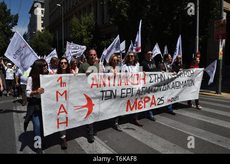 Athen, Griechenland. 1. Mai 2019. Der ehemalige griechische Finanzminister Yanis Varoufakis (3. L) Märsche hinter einer Fahne, die lautet: "1. Der Ungehorsam gegen die Verletzung von Arbeitnehmerrechten" während einer Kundgebung zum Tag der Arbeit in Athen, Griechenland zu markieren. Credit: Nicolas Koutsokostas/Alamy Stock Foto. Stockfoto