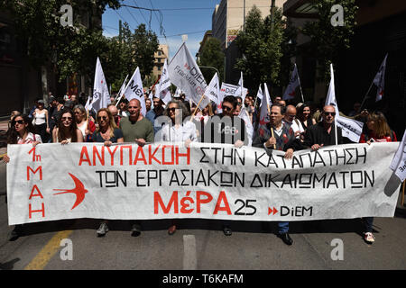 Athen, Griechenland. 1. Mai 2019. Der ehemalige griechische Finanzminister Yanis Varoufakis (4. L) Märsche hinter einer Fahne, die lautet: "1. Der Ungehorsam gegen die Verletzung von Arbeitnehmerrechten" während einer Kundgebung zum Tag der Arbeit in Athen, Griechenland zu markieren. Credit: Nicolas Koutsokostas/Alamy Stock Foto. Stockfoto