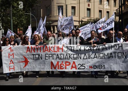 Athen, Griechenland. 1. Mai 2019. Der ehemalige griechische Finanzminister Yanis Varoufakis (4. L) Märsche hinter einer Fahne, die lautet: "1. Der Ungehorsam gegen die Verletzung von Arbeitnehmerrechten" während einer Kundgebung zum Tag der Arbeit in Athen, Griechenland zu markieren. Credit: Nicolas Koutsokostas/Alamy Stock Foto. Stockfoto