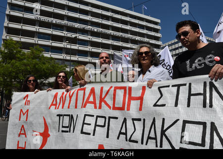 Athen, Griechenland. 1. Mai 2019. Der ehemalige griechische Finanzminister Yanis Varoufakis (3. R) Märsche vor dem Ministerium der Finanzen auf einer Kundgebung zum Tag der Arbeit in Athen, Griechenland zu markieren. Credit: Nicolas Koutsokostas/Alamy Stock Foto. Stockfoto