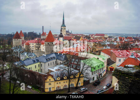 Tallinn, die Hauptstadt von Estland an der Ostsee, ist das kulturelle Zentrum. Es behält seinen ummauerten Altstadt mit Kopfsteinpflaster, Cafés und Läden, wie Stockfoto