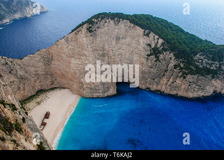 Navagio Strand, oder Shipwreck Beach, ist ein ausgesetzt Cove, manchmal auch als mugglers's Cove", an der Küste von Zakynthos, Ionische Inseln Stockfoto