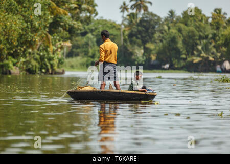 Nahaufnahme der Mann und der Junge Angeln in runden Boot Wasserstraße der Goa Indien Stockfoto