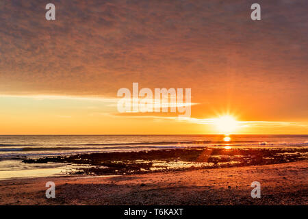 Sonnenuntergang am Strand mit Twilight beauty Sky in Chiclana, Cádiz, Spanien Stockfoto