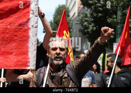 Athen, Griechenland. 01 Mai, 2019. Die griechischen Gewerkschaften demonstrieren in Athen im Mai Tag oder Tag der Arbeit zu feiern. Credit: George Panagakis/Pacific Press/Alamy leben Nachrichten Stockfoto