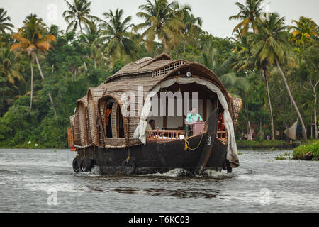 Nahaufnahme des abgerundeten Hausboot in Fluss durch Dschungel in der Nähe von Trivandrum, Indien reisen Stockfoto