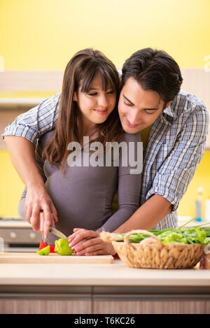 Mann und Frau Salat in der Küche vorbereiten Stockfoto