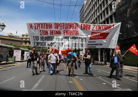 Athen, Griechenland. 01 Mai, 2019. Die griechischen Gewerkschaften demonstrieren in Athen im Mai Tag oder Tag der Arbeit zu feiern. Credit: George Panagakis/Pacific Press/Alamy leben Nachrichten Stockfoto