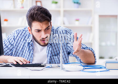 Frustriert junger Mann wegen der schwachen Internet Empfang Stockfoto