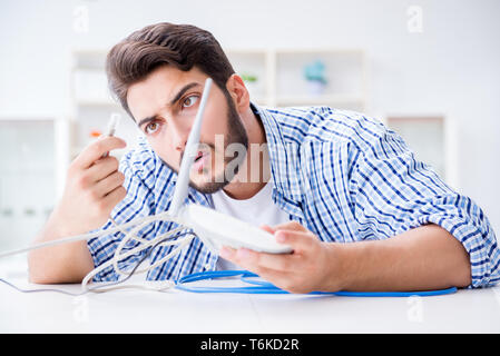 Frustriert junger Mann wegen der schwachen Internet Empfang Stockfoto