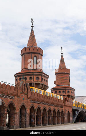 Alte gelbe U-Bahn U-Bahn überqueren die berühmte Oberbaumbrücke (Oberbaumbrucke) in Berlin, Deutschland. Stockfoto