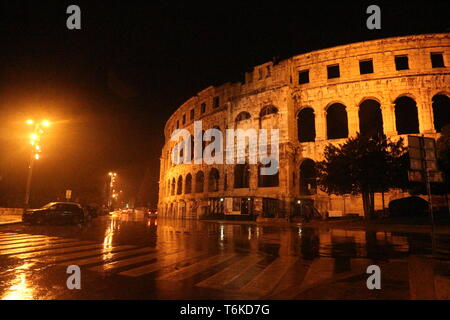 Das römische Amphitheater in Pula, Kroatien, Pula Arena. Bei Regen und in der Nacht erschossen. Stockfoto