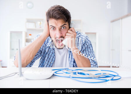 Frustriert junger Mann wegen der schwachen Internet Empfang Stockfoto