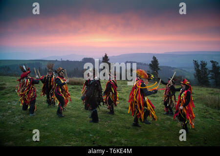 01/05/19 Mitglieder der Powderkegs Morris Dancers 'Dance-auf-die-Dawn' der Mai Tag Sonnenaufgang auf Windgather Felsen im Herzen der Pe zu begrüßen Stockfoto