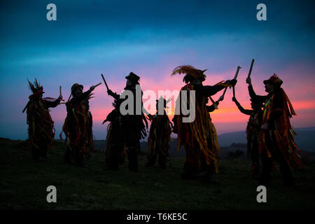 01/05/19 Mitglieder der Powderkegs Morris Dancers 'Dance-auf-die-Dawn' der Mai Tag Sonnenaufgang auf Windgather Felsen im Herzen der Pe zu begrüßen Stockfoto