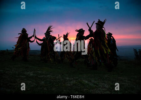 01/05/19 Mitglieder der Powderkegs Morris Dancers 'Dance-auf-die-Dawn' der Mai Tag Sonnenaufgang auf Windgather Felsen im Herzen der Pe zu begrüßen Stockfoto