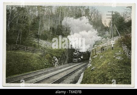 Detroit Publishing Company Ansichtskarte von einem Zug durch State Line Tunnel in Berkshire Hills, Massachusetts, 1914 läuft. Von der New York Public Library. () Stockfoto