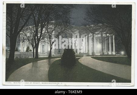 Detroit Publishing Company Alte Ansichtskarte mit der Darstellung der vorderen Einfahrt der Vereinigten Staaten im Weißen Haus bei Nacht beleuchtet in Washington, D.C., 1914. Von der New York Public Library. () Stockfoto