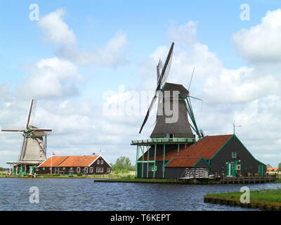 Gut erhaltene traditionelle holländische Windmühlen und Häuser in Zaanse Schans, Historische Stätte in Zaandam, Niederlande Stockfoto
