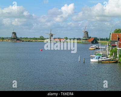 Gruppe von historischen holländischen Windmühlen von Zaanse Schans, aufgenommen von der Brücke, Niederlande Stockfoto