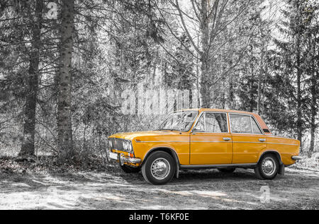 Tallinn, Harjumaa/Estland-01 Mai 2019: Perfekter Zustand retro Auto LADA 1600 (vom Jahr 1977) durch den Schmutz der Straße geparkt, neben dem Wald, Natur in Stockfoto