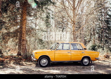 Tallinn, Harjumaa/Estland-01 Mai 2019: Perfekter Zustand retro Auto LADA 1600 (vom Jahr 1977) durch den Schmutz der Straße geparkt, neben dem Wald, Natur in Stockfoto