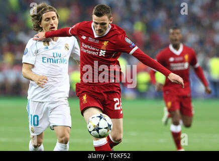 Andy Robertson von Liverpool (R) kämpft für eine Kugel mit Luka Modric von Real Madrid in der UEFA Champions League Finale 2018 Stockfoto
