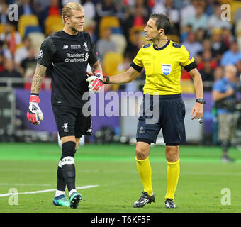 Kiew, Ukraine - 26. MAI 2018: Torwart Loris Karius von Liverpool und Schiedsrichter Milorad Mazic während der UEFA Champions League Finale 2018 Real Mad Stockfoto