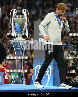 Liverpool Manager Jürgen Klopp geht vorbei am Sockel mit Champions League Trophy (Cup) bei der Siegerehrung nach dem Finale der UEFA Champions League 2018 Stockfoto
