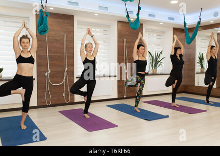 Gruppe von womans Yoga Übungen in der Turnhalle. Fit- und Wellness Lifestyle. Stockfoto