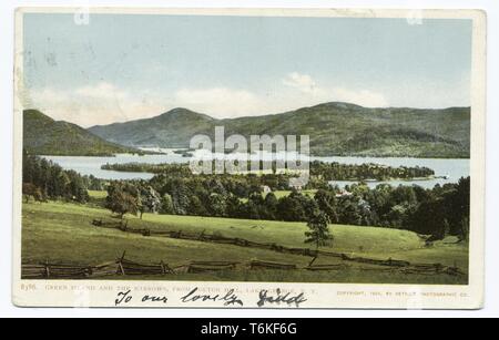 Detroit Publishing Company Ansichtskarte zeigt die Ansicht von Bolton Hügel von Green Island und die Narrows in Lake George, New York, 1914. Von der New York Public Library. () Stockfoto