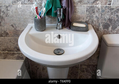 Waschbecken, nachdem er gereinigt worden Stockfoto