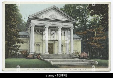 Postkarte mit einer Farbe Bild zeigt eine leicht angewinkelte Blick auf die Fassade der "Halle der Christus, "eine Classical-Revival Struktur, mit der eine breite Treppe führt zu einem vorderen Vorhalle auf ionischen Säulen unterstützt; auf dem Gelände der Chautauqua Institution, einem historischen Resort und Bildung Komplex in Chautauqua, New York, 1914. Von der New York Public Library. () Stockfoto