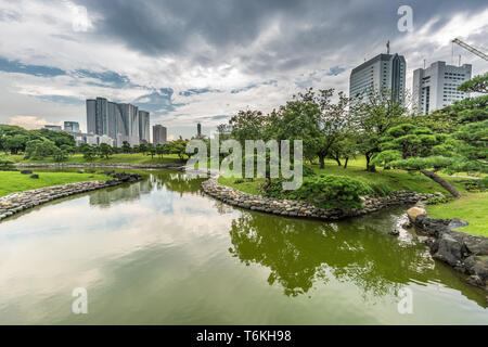 Tokio - 13. August 2018: Hamarikyu Gärten. Shioiri keine IKE-Teich. Die einzige verbleibende Gezeiten See in Tokio. Stockfoto