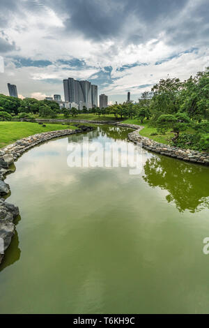 Tokio - 13. August 2018: Hamarikyu Gärten. Shioiri keine IKE-Teich. Die einzige verbleibende Gezeiten See in Tokio. Stockfoto