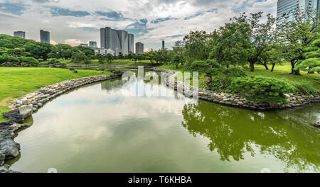 Tokio - August 13, 2018: Panorama der Hamarikyu Gärten. Shioiri keine IKE-Teich. Die einzige verbleibende Gezeiten See in Tokio. Stockfoto