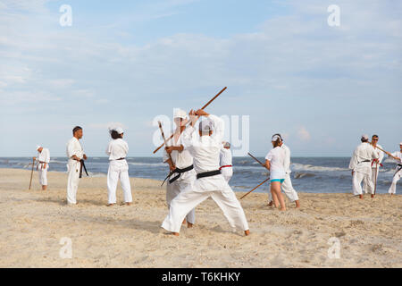 Lazurnoe, Ukraine - 29. Juli 2017: Eine Gruppe von Sportlern sind Training im Karate am Schwarzen Meer Stockfoto