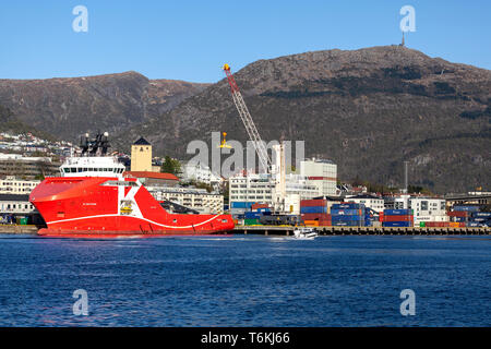 Offshore AHTS Anchor Handling Tug Supply Vessel KL Saltfjord, Anker an Dokkeskjaerskaien (Dokkeskjaerskaien) Terminal im Hafen von Bergen, Norwegen. Stockfoto